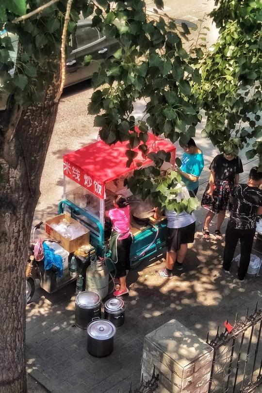爸爸,您在传媒大学附近的那个小吃摊的生意还好吗?
