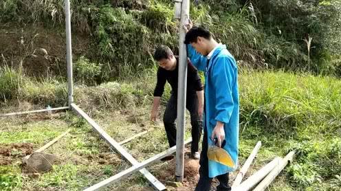 退伍老兵在农村创业搞养殖，准备自建工作室，叫来战友一起帮忙