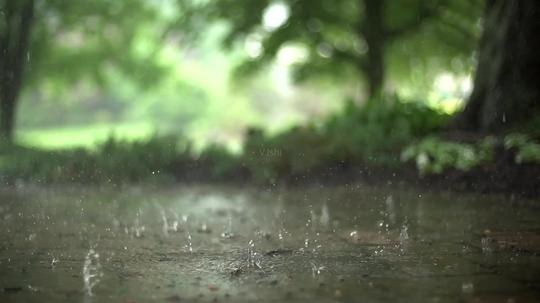慢镜头下雨雨滴在土地上_1920x1080_高清视频素材下载
