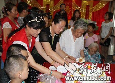 襄阳志愿者看望福利院老人为其表演节目庆祝