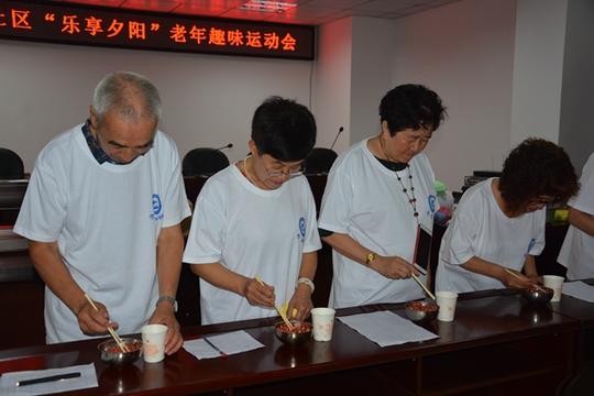 站前街道白菊路社区举办老年趣味运动会
