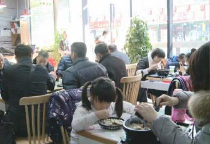 学生合伙开快餐店月入5万.png
