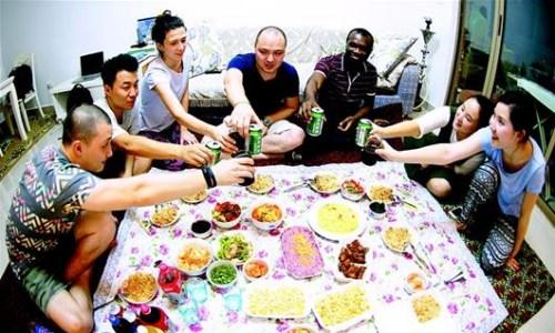图为陈强邀暑期留汉的同事来家里聚餐.