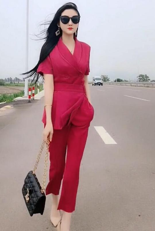 抖音"墨镜女神"爆红,走出"六亲不认"步伐,网友:早已沦陷!