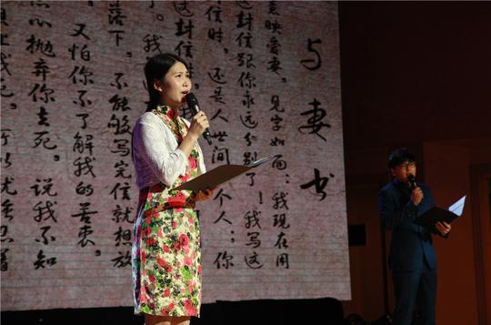 八大湖街道居民卢振,柳柽楠表演朗诵《与妻书》(图片来源:青岛市市南