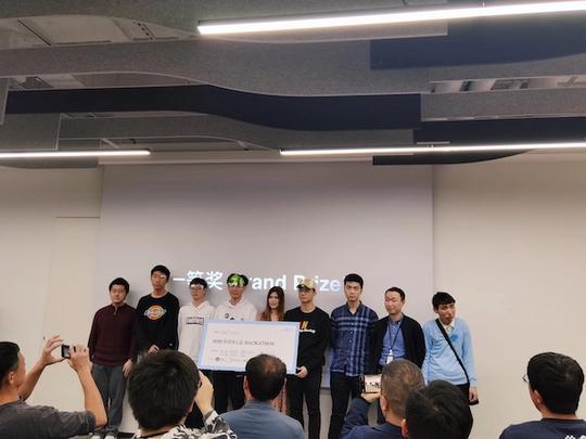 图说:一等奖获奖团队成员大多是高中生