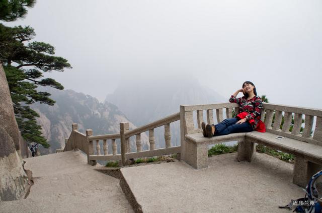 游客爬到黄山悬崖的松树上拍照是怎么回事