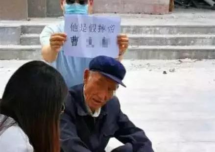 银特网:志愿"打假队",揭穿街头"花式乞讨"骗局