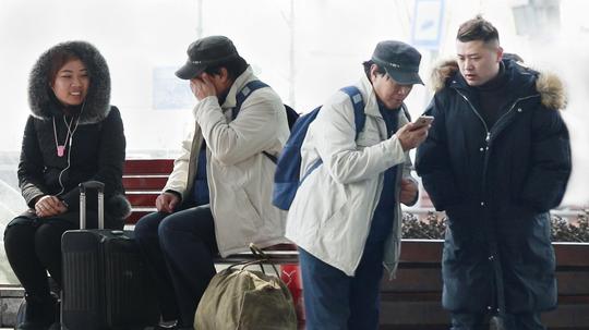街头测试:务工老人问路人借手机联系儿子,听到电话内容路人哭了