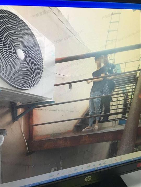 大学生偷手机自作聪明被识破
