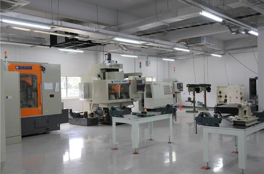 加工素材使之成为可以实用的零部件,2.装配成完整变速&lt;/strong&gt;器,3.检测产品.