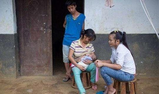 夫妻亲热婆婆竟躲在衣柜里“监督”，为了二胎也是拼了!