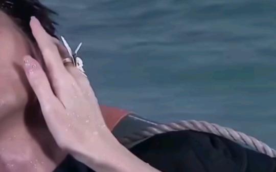 《不一样的美男子》李伊(陈晨饰)这个傻女人。