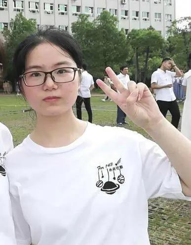 湖北省北大校友会理事方勤赠高分报考北大女孩钟芳蓉《曾侯乙》
