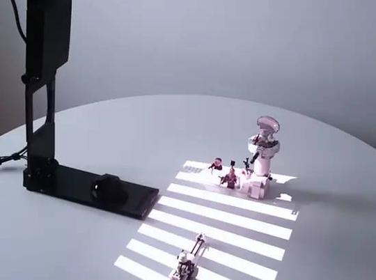 2017展会上,hololamp创业公司就拥有了这项技术,其虚拟现实投影仪系统
