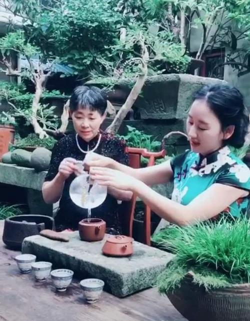 乡愁沈丹为何那么火?从离异妇女到千万网红，她到底经历了什么?