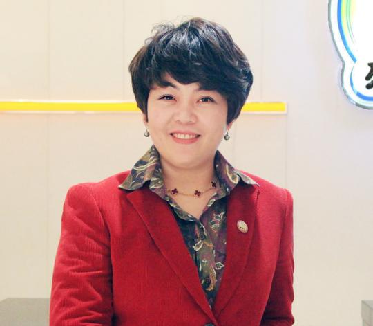 来伊份董事长郁瑞芬