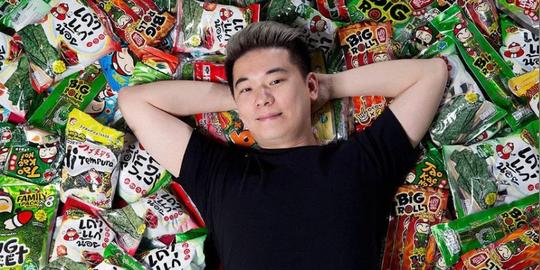 励志做点小生意(靠摆地摊卖海苔21岁身价上亿)