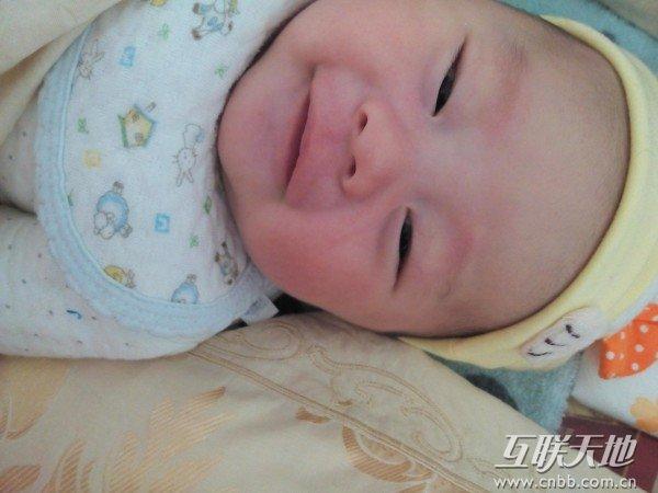 爸爸给宝宝洗澡不哭不闹