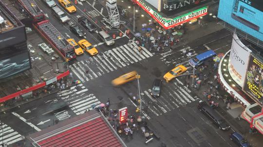 城市十字路口繁忙交通车流视频素材