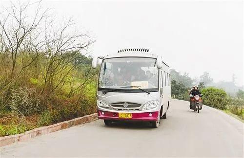 基本都是水泥路通到门口赶场天还有班车和公交车农村公路很多小路