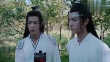 陈情令:魏婴屁颠屁颠跑到蓝湛跟前，叨叨唠唠气得蓝湛把他酒倒了