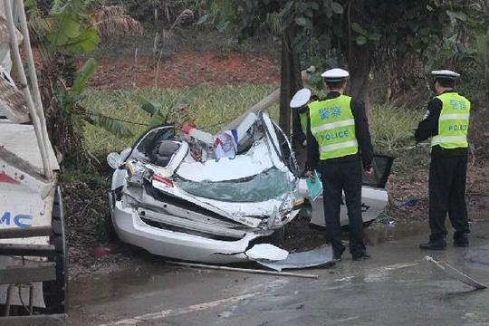 山牌泥头车撞到珠海牌的警车,泥头车侧翻压在警车上面.车内3名
