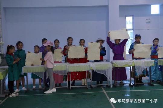 珠穆沁旗蒙古族第二小学与《海妮汗》女性创业发展协会《钢嘎玛&lt;/strong&gt;》蒙古