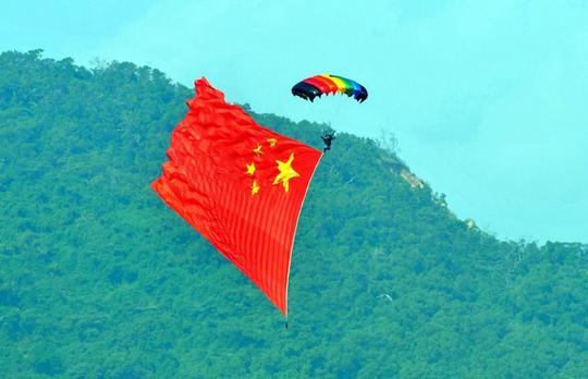八一跳伞队携五星红旗飞舞珠海