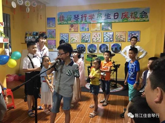妈妈为了挣钱养家,很多时候都没时间陪伴孩子,在今天我们佳音琴行提供