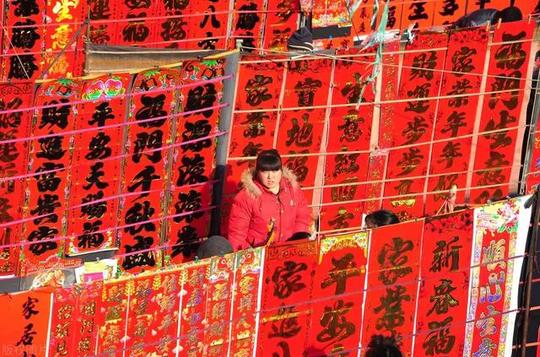 现在临近过年了。如果年前做点地摊生意你会选择做什么生意好呢?过年做清洁(快过年了做点什么生意好)