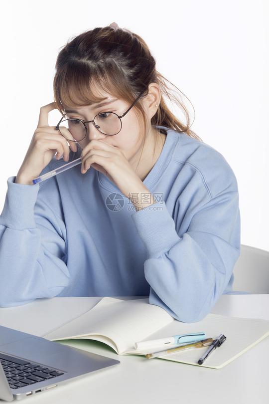 认真学习的女同学