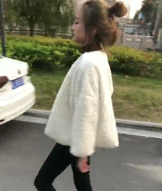 抖音涌出社会人!身穿白貂紧身裤,看到她鞋子后,没人敢
