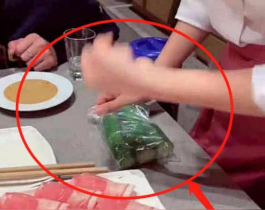 服务员举动惹争议,网友:人性