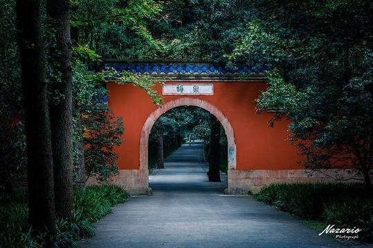 红山门——灵谷寺大门是一座三拱门的门厅,上覆绿色琉璃瓦,两侧是红墙