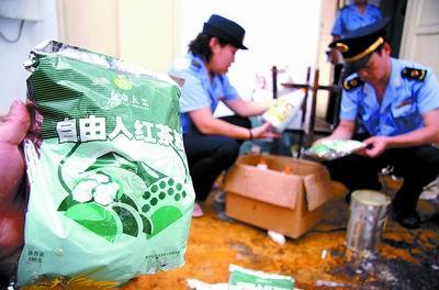 奶茶香喷喷作坊脏兮兮老太投诉牵出黑加工点