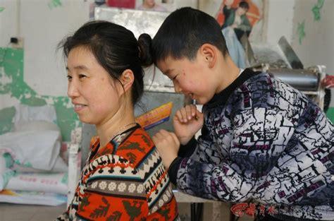 妈妈给外婆捶背我给妈妈捶背