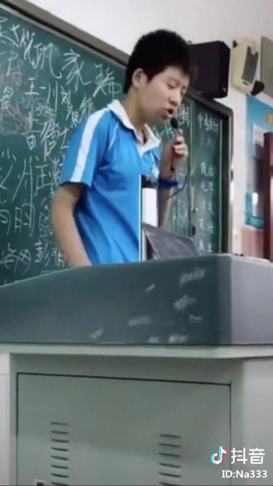 抖音把歌曲唱收费的同学,神秘身份终曝光,不是
