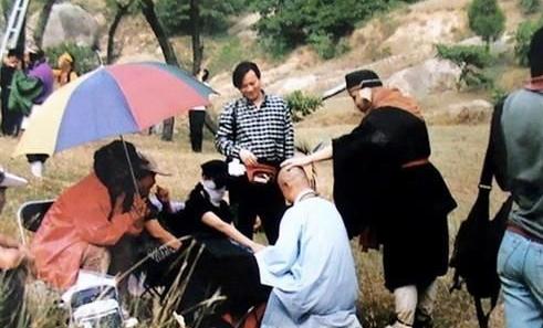 86版《西游记》私家照:猪八戒摸师傅的光头(资料图)