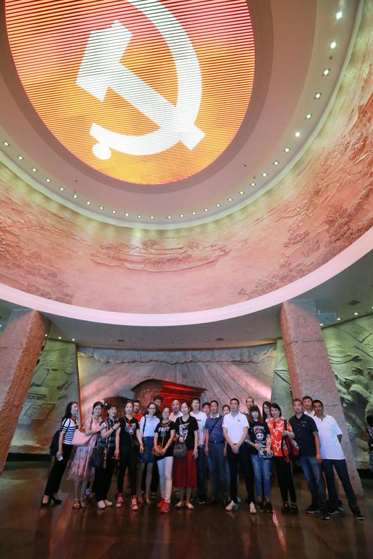 不忘初心,砥砺前行——追寻"红船精神"