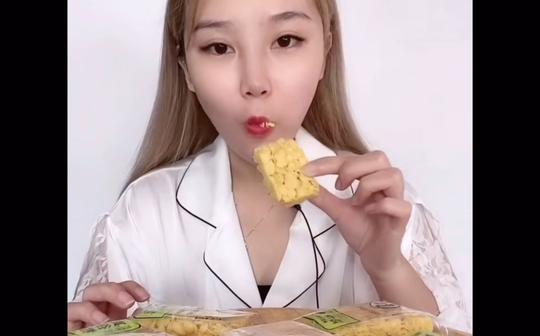 声控福利姐姐牙口太好了!(草莓美食分享)吃玉米酥和沙琪玛好像!食音声控