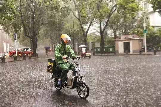 警察蜀黍辛苦了外卖小哥冒雨送外卖有些人趁机做起了摆渡的生意