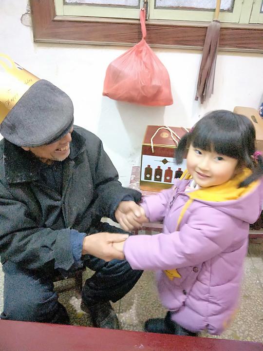 后来,和二哥侄子一起喝茶,我和嫂子坐在炕上,两个小朋友给我们泡茶倒
