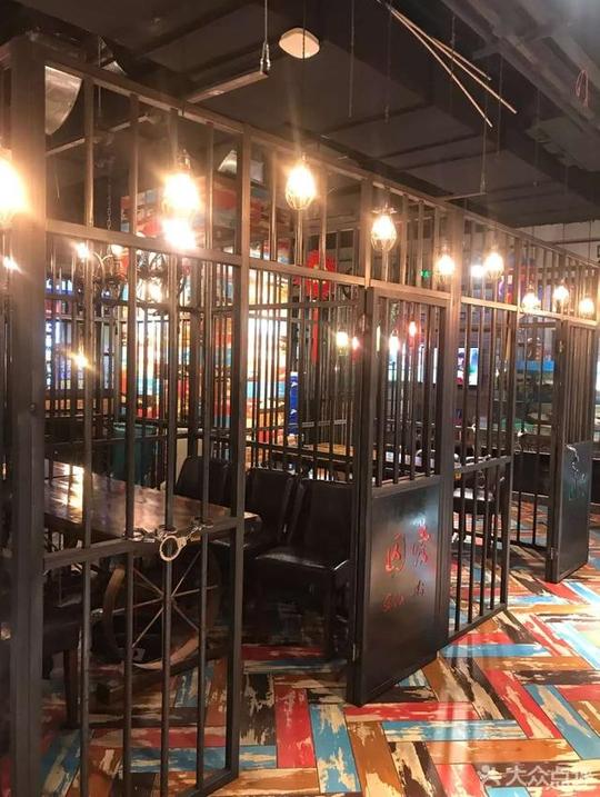 西安"监狱"主题餐厅被转让,奇葩餐厅想开长久不容易