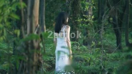 【凌点网】穿白色长裙的女孩在森林行走的背影4k视频视频素材-凌点视频素材网