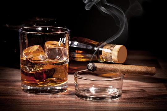 加冰洋酒与雪茄图片素材(图片id:552919)_-酒水饮料--