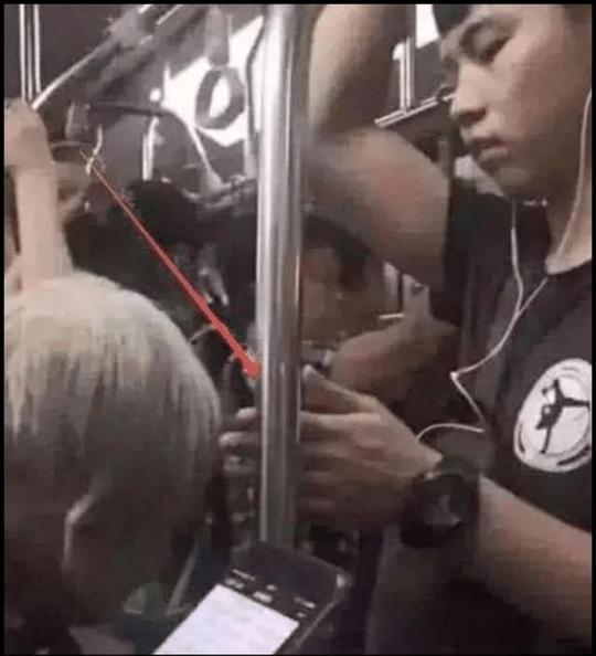 抖音“地铁小哥哥”火了，手上一动作圈粉无数，网友纷纷点赞