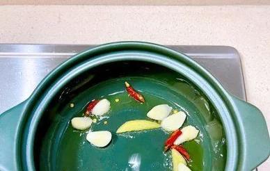 自从学会虾滑粉丝煲，家里就我掌勺了