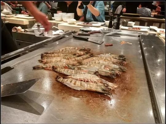 旅游正文海马日本料理8楼船尾日式铁板烧,这里的厨师铁板花式秀