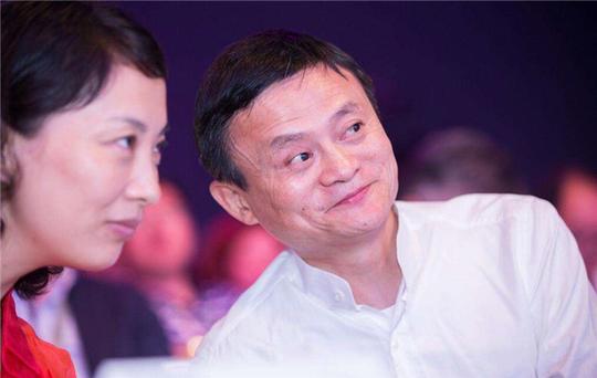当年阿里的前台，马云给她0.2%股份，20年过去她怎样了?